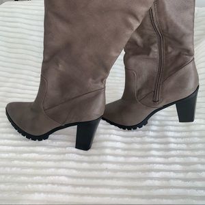 Women’s 9 CHARLOTTE RUSSE KORI Dark Taupe Leather Look Tall Heeled Boots EXC